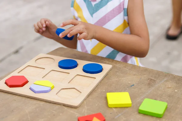 Petite Fille Faisant Puzzle Bois Coloré Dans Rue — Photo