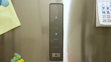 Evde enerji tasarrufu yapmak için buzdolabının sıcaklığını arttırıyorum.