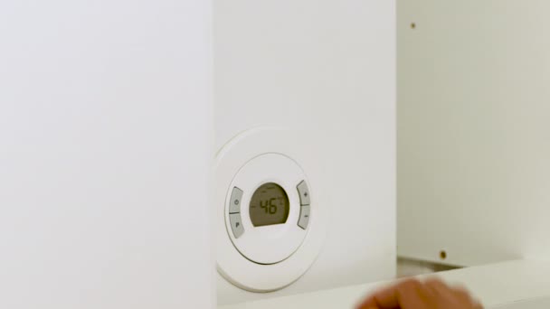 Reducción Las Calificaciones Del Calentador Agua Para Ahorrar Gas Casa — Vídeo de stock