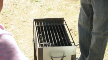 Barbeküdeki kömürü kartonla üflüyordu.