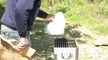 Barbeküdeki kömürü kartonla üflüyordu.