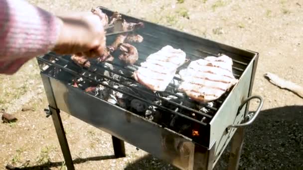 Colocar Carne Churrasco Livre — Vídeo de Stock