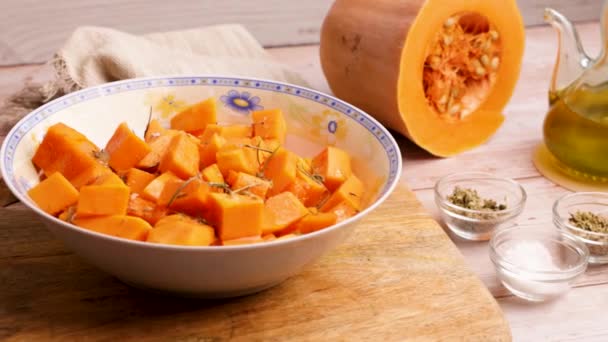 Cortar Trozos Calabaza Una Tabla Cortar Autum — Vídeos de Stock