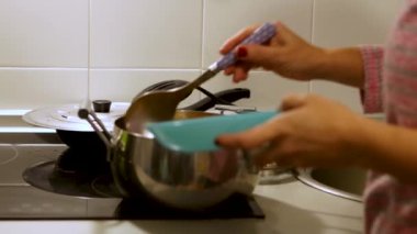 Soğan soslu köfte hazırlıyorum. Evde.