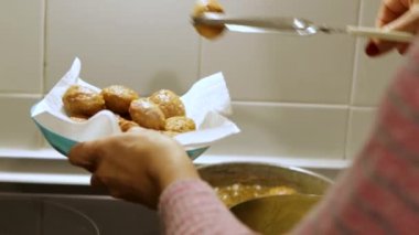 Köfteleri tavaya koy ve tabağa koy. Evde.