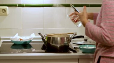 Evde zeytinyağında köfte kızartıyorum.