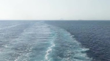 Ceuta ve Algeciras arasındaki geçitte, İspanya 'nın Ceuta Boğazı' nda, geminin arkasında uyan.