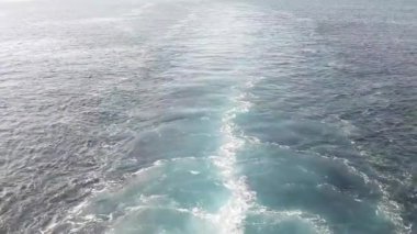 Ceuta ve Algeciras arasındaki geçitte, İspanya 'nın Ceuta Boğazı' nda, geminin arkasında uyan.