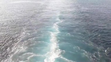 Ceuta ve Algeciras arasındaki geçitte, İspanya 'nın Ceuta Boğazı' nda, geminin arkasında uyan.