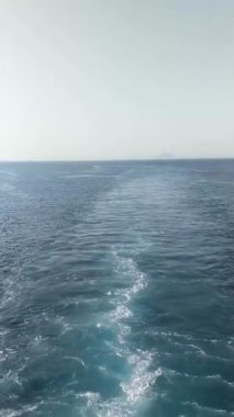 Ceuta ve Algeciras arasındaki geçitte Ceuta Boğazı 'nda dikey videoda uyanmak.