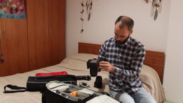 把摄影设备装在背包里 供摄影旅行用 4K视频 在家里 — 图库视频影像