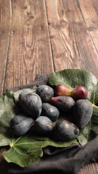 Umieszczenie Fig Liściach Winogron Drewnianym Stole — Wideo stockowe