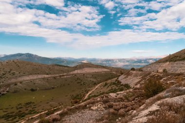 Sonbahar boyunca dağların tipik renk zıtlığıyla panoramik bir görüntüsü.