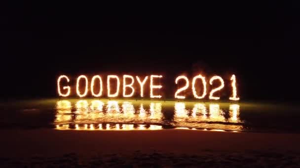 Burning Lettering Tropical Beach Celebrate Last Day Year 2021 Impactful — Stok video