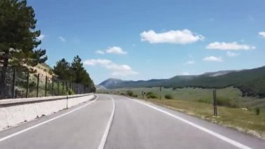 Bahar mevsiminde bir dağ manzarasının hareketli görünümü (araba, motosiklet veya bisiklet)