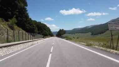 Bahar mevsiminde bir dağ manzarasının hareketli görünümü (araba, motosiklet veya bisiklet)