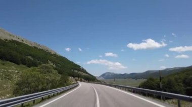 Bahar mevsiminde bir dağ manzarasının hareketli görünümü (araba, motosiklet veya bisiklet)