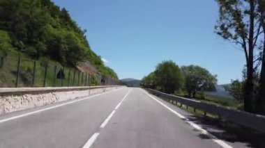 Bahar mevsiminde bir dağ manzarasının hareketli görünümü (araba, motosiklet veya bisiklet)