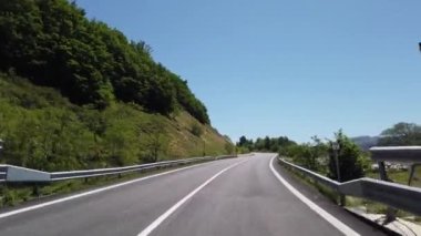 Bahar mevsiminde bir dağ manzarasının hareketli görünümü (araba, motosiklet veya bisiklet)