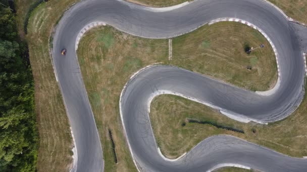 Une Vue Aérienne Imprenable Une Piste Karting Pendant Une Course — Video