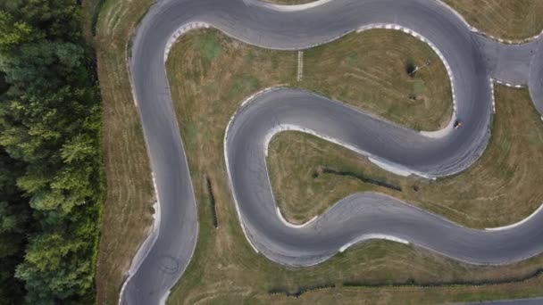 Una Impresionante Vista Aérea Una Pista Karts Mientras Piloto Corre — Vídeos de Stock