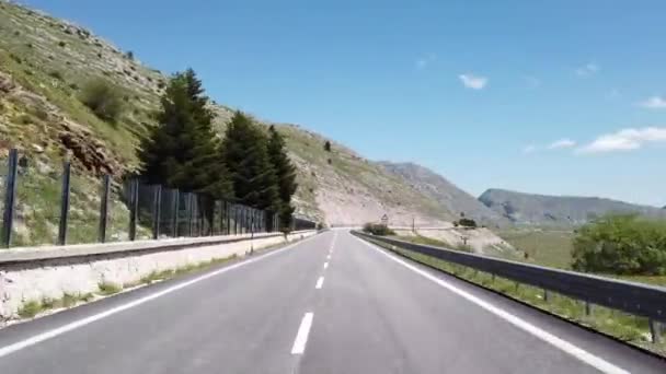 Widok Ruchomy Samochód Motocykl Lub Rower Górskiego Krajobrazu Sezonie Wiosennym — Wideo stockowe