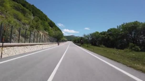 Μετακίνηση Αυτοκίνητο Μοτοσικλέτα Ποδήλατο Ορεινού Τοπίου Κατά Την Εαρινή Περίοδο — Αρχείο Βίντεο