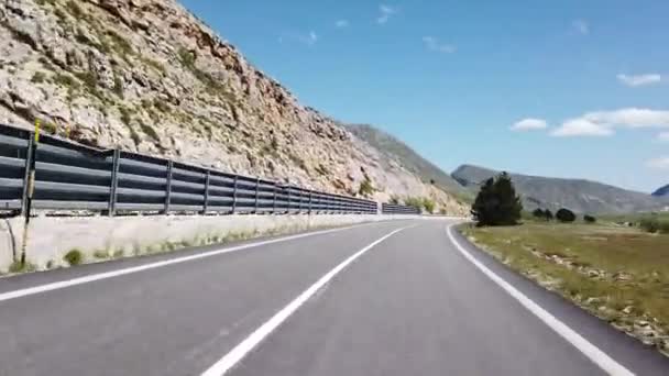 Vista Mobile Auto Moto Bicicletta Paesaggio Montano Durante Stagione Primaverile — Video Stock
