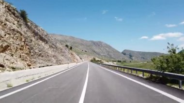 Bahar mevsiminde bir dağ manzarasının hareketli görünümü (araba, motosiklet veya bisiklet)