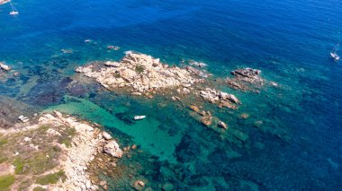 Sardunya sahilinin muhteşem bir hava manzarası. Denizin harika renkleri kayaların renkleriyle tezat oluşturuyor..