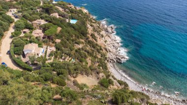 Sardunya sahilinin muhteşem bir hava manzarası. Denizin harika renkleri kayaların renkleriyle tezat oluşturuyor..