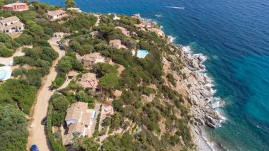 Sardunya sahilinin muhteşem bir hava manzarası. Denizin harika renkleri kayaların renkleriyle tezat oluşturuyor..