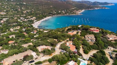 Sardunya sahilinin muhteşem bir hava manzarası. Denizin harika renkleri kayaların renkleriyle tezat oluşturuyor..
