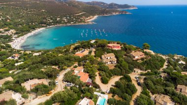 Sardunya sahilinin muhteşem bir hava manzarası. Denizin harika renkleri kayaların renkleriyle tezat oluşturuyor..