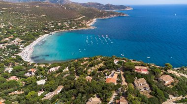 Sardunya sahilinin muhteşem bir hava manzarası. Denizin harika renkleri kayaların renkleriyle tezat oluşturuyor..