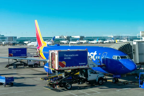 Boeing 737 800 Southwest Airlines Загружается Грузом Продовольствием Самолет Подключен — стоковое фото