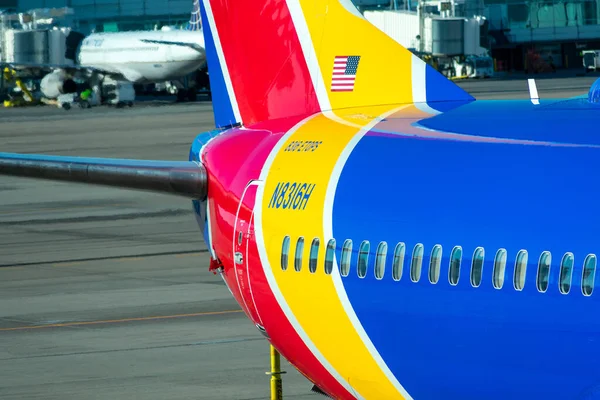 西南航空波音737 800的停机尾盘 注册号为N8316H 美国科罗拉多州丹佛2021年 — 图库照片