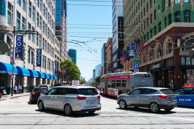 Şehir merkezindeki Market Caddesi ve 4. caddenin kesiştiği yerde araç trafiği var. - San Francisco, Kaliforniya, ABD - Mayıs 2022