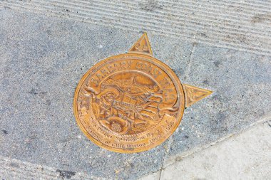 Kaldırıma yerleştirilen Barbary Coast Trail tabelası resmi tarihi yürüyüş turunun izini sürdü - San Francisco, California, ABD - 2022