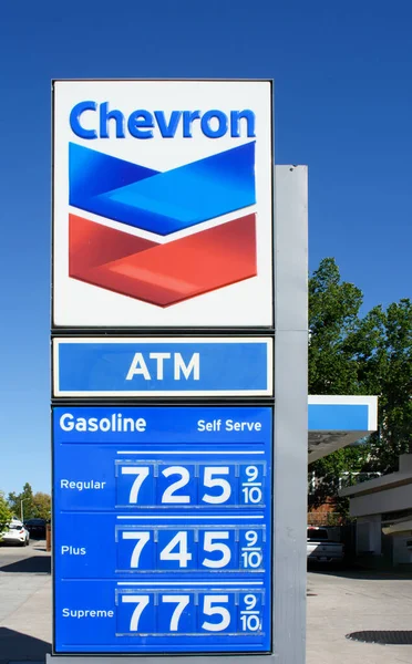 Знак Цены Заправку Азс Шеврон Продает Обычный Бензин Цене Долларов Стоковое Изображение