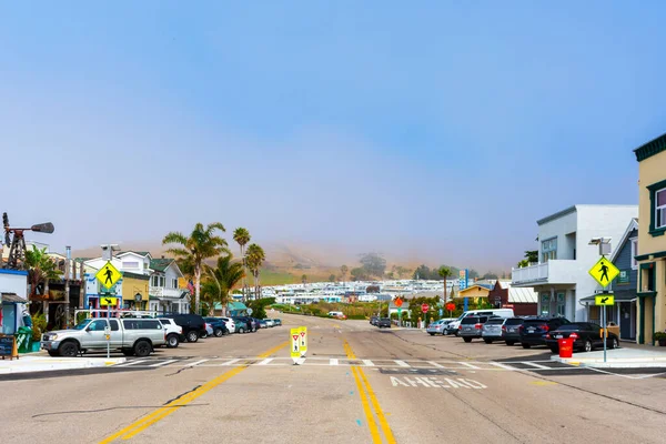 Vista Panorâmica Avenida Ocean Centro Cayucos Carros Estacionados Longo Rua — Fotografia de Stock