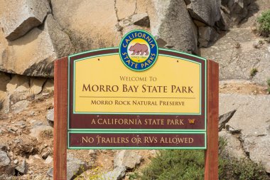 Morro Bay Eyalet Parkı hoş geldin tabelası. Morro Kayası Doğal Koruma Alanı. - Morro Körfezi, Kaliforniya, ABD - 2022