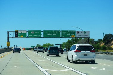 85. otoyolda kuzeye giden 101 numaralı otoyolda araç trafiği. San Francisco, Cupertino 'ya giden yolu gösteren yol tabelası. Express Lane sadece San Jose, California, ABD - 2022