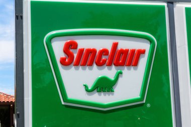 Sinclair Petrol Şirketi işareti ve logosu. Sinclair Petrol Şirketi 'nin logosu yeşil bir dinozor siluetine sahip. Kapatın. - Salt Lake City, Utah, ABD - 2022
