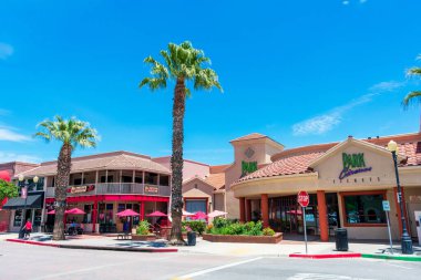 Şehir merkezindeki Park Sinema Salonu ve SLO Şekerci Dükkanı 'nın dışında. - Paso Robles, Kaliforniya, ABD - Haziran, 2022