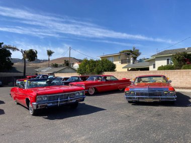 Klasik Araba Şovu sırasında renkli klasik arabalar sokakta park edilip sergilenmiş. - Pismo Sahili, Kaliforniya, ABD - 4 Haziran 2022