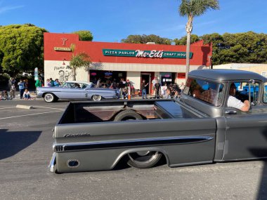 The Classic Car Show 'un kimliği belirsiz katılımcıları her yıl turneye çıkan renkli araçlar kullanıyorlar. - Pismo Sahili, Kaliforniya, ABD - 4 Haziran 2022