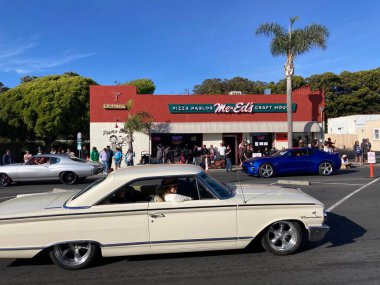 The Classic Car Show 'un kimliği belirsiz katılımcıları her yıl turneye çıkan renkli araçlar kullanıyorlar. - Pismo Sahili, Kaliforniya, ABD - 4 Haziran 2022