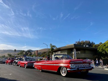 The Classic Car Show 'un kimliği belirsiz katılımcıları her yıl turneye çıkan renkli araçlar kullanıyorlar. - Pismo Sahili, Kaliforniya, ABD - 4 Haziran 2022