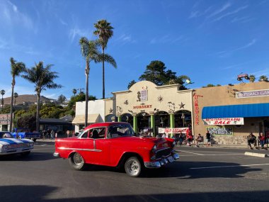 The Classic Car Show 'un kimliği belirsiz katılımcıları her yıl turneye çıkan renkli araçlar kullanıyorlar. - Pismo Sahili, Kaliforniya, ABD - 4 Haziran 2022